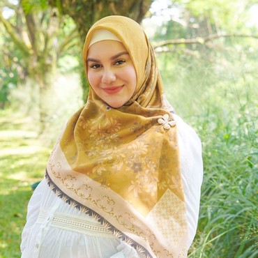 Pamer Pose Berjemur bareng Anak, Irish Bella Kena Tegur soal Kerudung