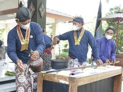 Melihat Tradisi Mencuci Tombak Sakti Milik Kraton Yogya