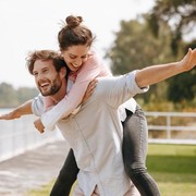 Jangan Disangkal! Ini 5 Tanda Kamu Jatuh Cinta dengan Sahabatmu