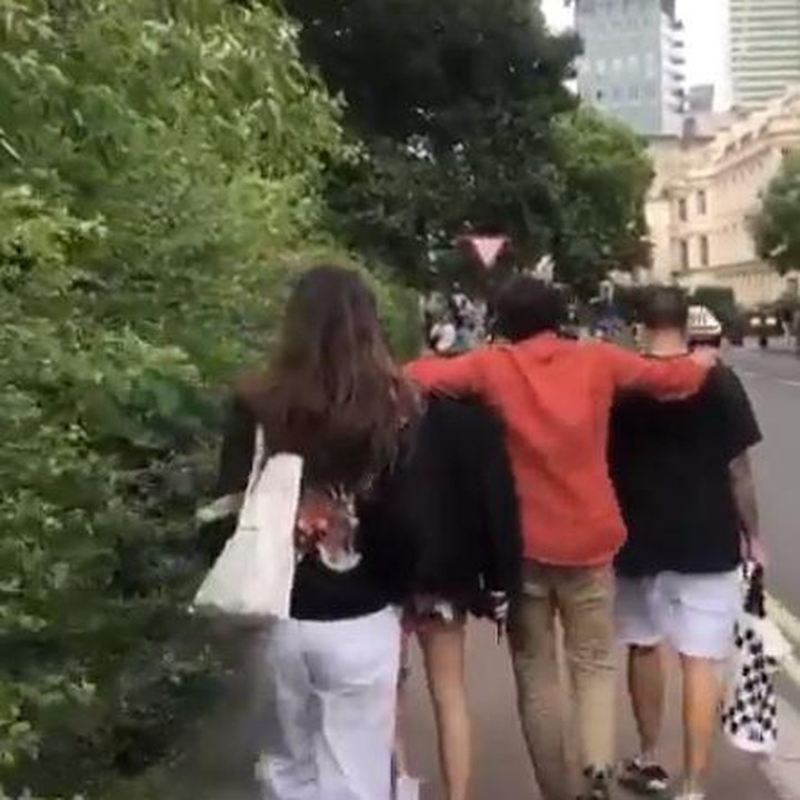 <p>Jeremy beserta anak dan istrinya terlihat sangat menikmati bersantai dan berkeliling kota London. (Foto: Instagram @inathomas)</p>