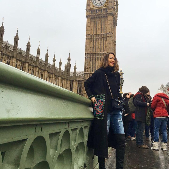 <p>Ina Thomas juga tidak melewatkan kesempatan untuk berfoto di tempat-tempat menarik di London. (Foto: Instagram @inathomas)</p>