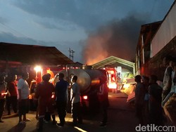 3 Jam Berlalu, Kebakaran Pabrik Spons di Sukoharjo Belum Padam
