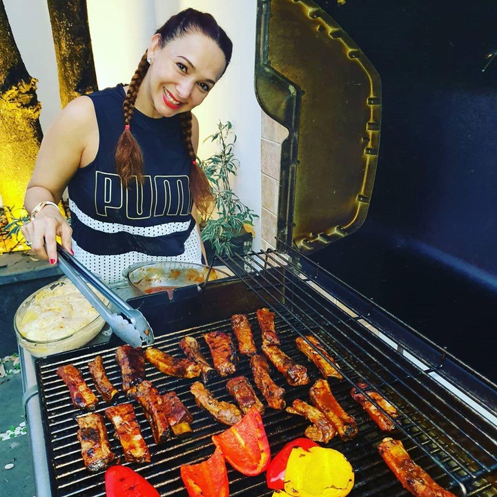 <p>Selain merawat anak, wanita 50 tahun ini juga tampaknya sedang gemar memasak ya. (Foto: Instagram @qq_fatmala)</p>
