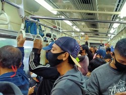 Pro-Kontra Masker di Angkutan Umum: Pilih Copot atau Tetap Pakai?