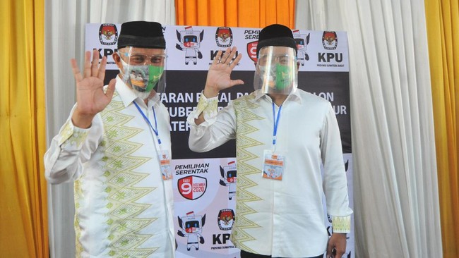 Terkait otentisitas tanda tangan gubernur tersebut, Wagub Sumbar meminta awak media menunggu penjelasan dari pihak kepolisian.