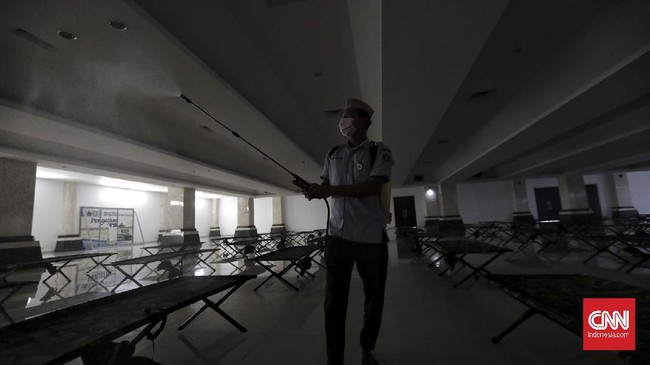 Kantor Kelurahan Petamburan ditutup sementara setelah Lurah Setianto dinyatakan positif Covid-19. Namun pelayanan terhadap warga tetap berjalan.