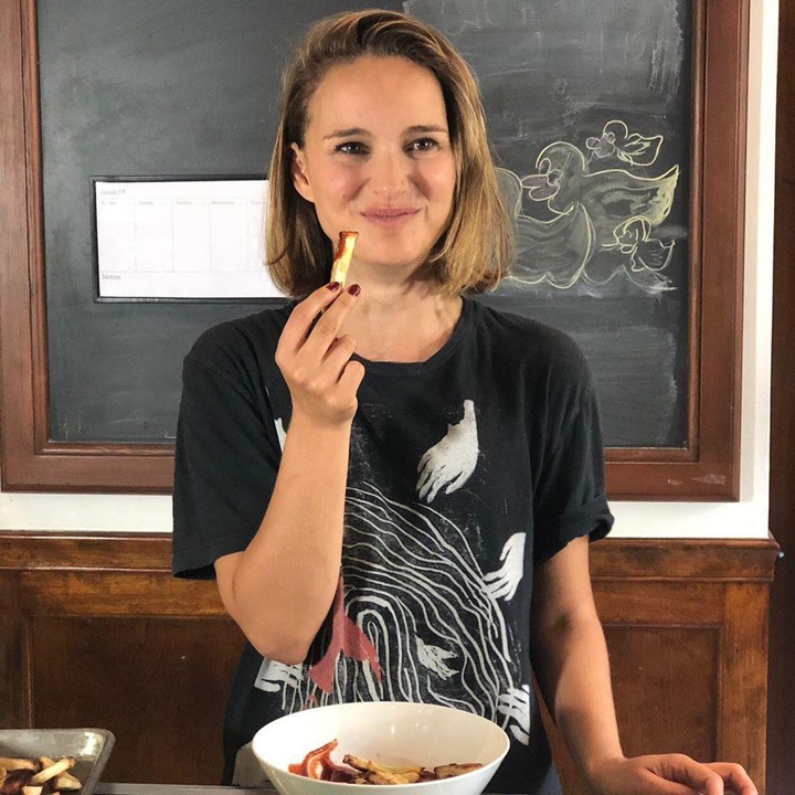 <p>Ibu dua anak ini ternyata punya hobi makan dan masak. (Foto: Instagram @natalieportman)</p>