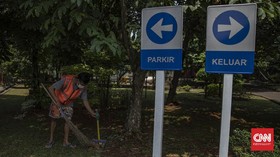 Warga Tangsel Langgar Protokol Covid-19 Dihukum Panjat Pohon