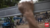 FOTO: Longsor di Jagakarsa, 5 Warung Makan Rusak Longsor akibat hujan deras yang terjadi di wilayah Jagakarsa, Jakarta Selatan merusak lima warung makan yang berdiri di bantaran Kali Jagakarsa.
