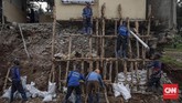 FOTO: Longsor di Jagakarsa, 5 Warung Makan Rusak Longsor akibat hujan deras yang terjadi di wilayah Jagakarsa, Jakarta Selatan merusak lima warung makan yang berdiri di bantaran Kali Jagakarsa.