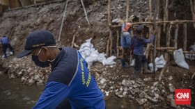 FOTO: Longsor di Jagakarsa, 5 Warung Makan Rusak