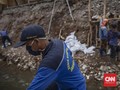 FOTO: Longsor di Jagakarsa, 5 Warung Makan Rusak