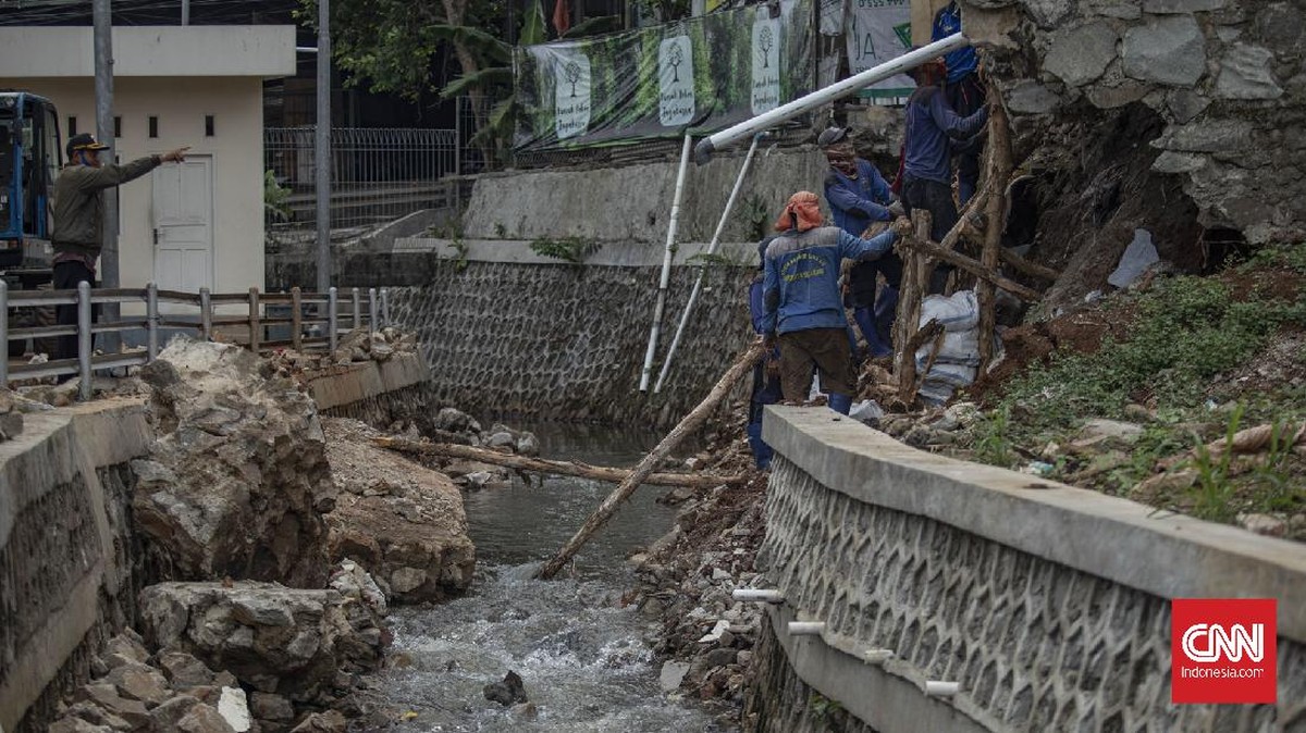 FOTO: Longsor di Jagakarsa, 5 Warung Makan Rusak