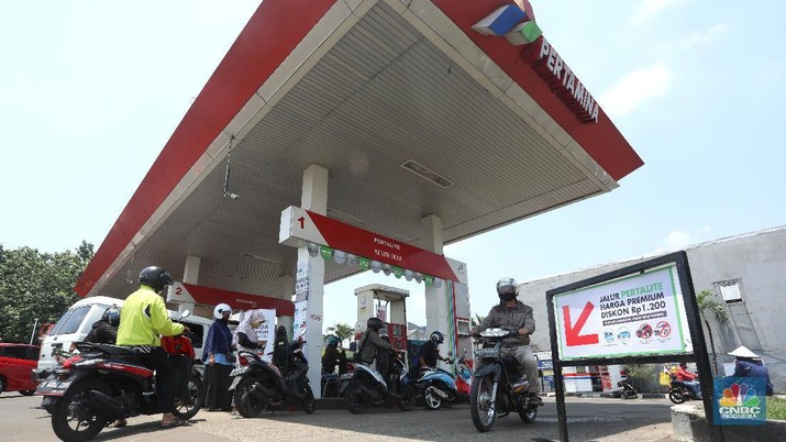 Pengendara motor mengatre untuk mengisi bahan bakar Pertalite di Stasiun Pengisian Bahan Bakar Umum (SPBU) kawasan Pondok Cabe, Tangerang Selatan, Banten, Kamis (17/9/2020). (CNBC Indonesia/Andrean Kristianto)