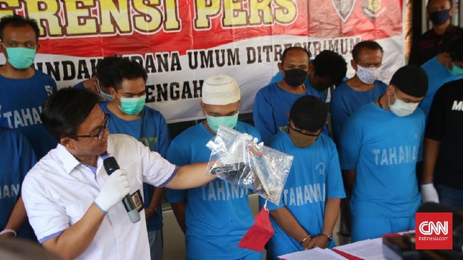 Polda Jawa Tengah menyatakan telah menangkap tiga tersangka perampokan toko mas di Blora, salah satunya mantan anggota TNI.