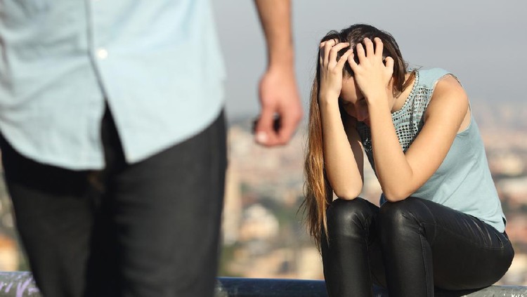 Breakup of a couple with bad guy and sad girlfriend with a city in the background