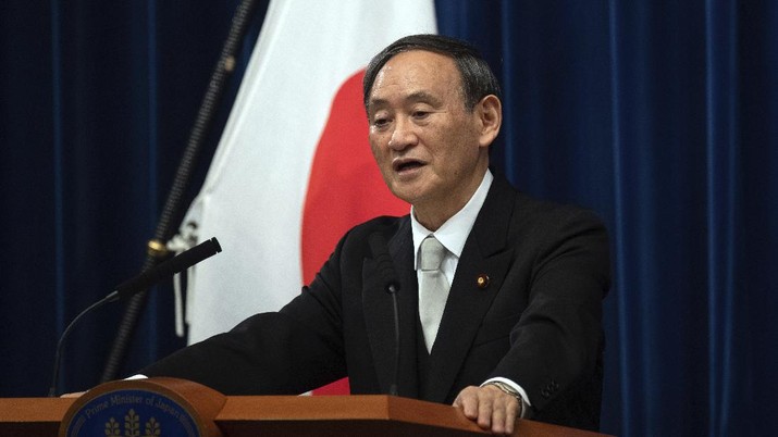 Perdana Menteri Jepang Baru Yoshihide Suga. AP/Carl Court Japan's new Prime Minister Yoshihide Suga speaks during a press conference at the prime minister's official residence Wednesday, Sept. 16, 2020 in Tokyo, Japan. Suga, who was elected on Wednesday after gaining support for his pledges to pursue his predecessor Shinzo Abe's policies formed his 20-member Cabinet that retains many familiar faces, signaling continuation of Abe's line. (Carl Court/Pool Photo via AP)