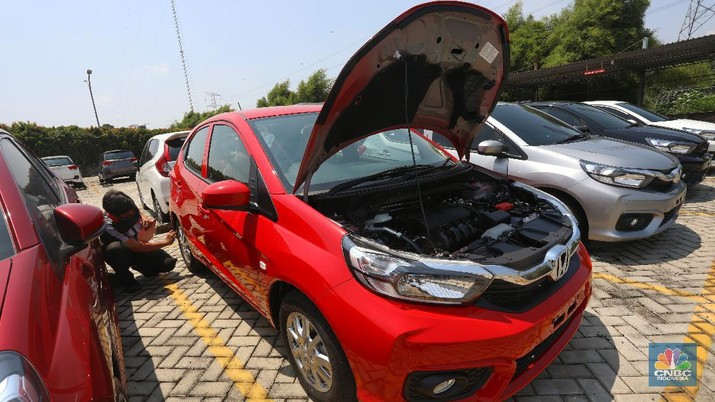 Petugas melakukan pengecekan fisik kendaraan sebelum di kirimkan ke pelanggan di Dealer Honda Sawangan, Depok, Jawa Barat (17/9/2020). Kementerian Perindustrian mengusulkan relaksasi pajak pembelian mobil baru sebesar 0 persen atau pemangkasan pajak kendaraan bermotor (PKB). (CNBC Indonesia/ Andrean Kristianto)
