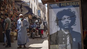 Misteri Penampakan Jimi Hendrix di Desa Kecil Maroko