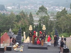 Melihat Ritual Cukur Rambut Gimbal di Dieng