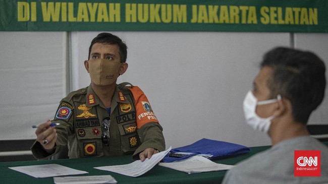 Satpol PP membubarkan acara resmi pernikahan di Kecamatan Mampang Jakarta Selatan karena didapati menggelar prasmanan bagi tamu resepsi.