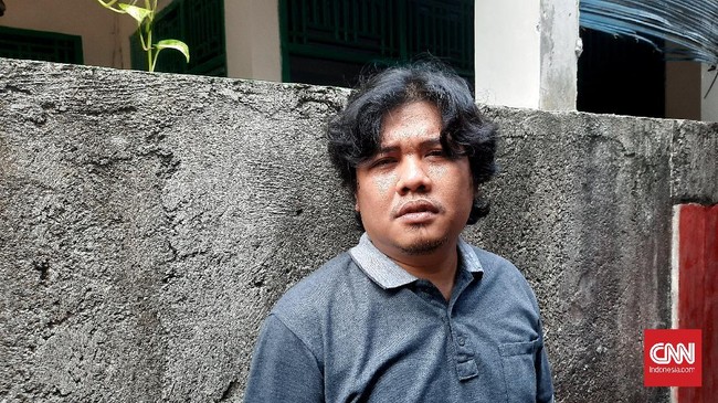 Ada warga Tangerang Selatan, Banten yang menolak pilkada dilanjutkan. Ada pula pelaku usaha kecil yang ingin mengais untung dari semarak pilkada.