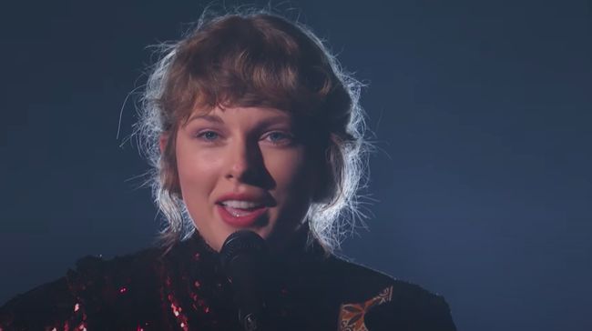 Taylor Swift tampil penuh magis di atas panggung Grammy Awards 2021, Senin (15/3) pagi waktu Indonesia.