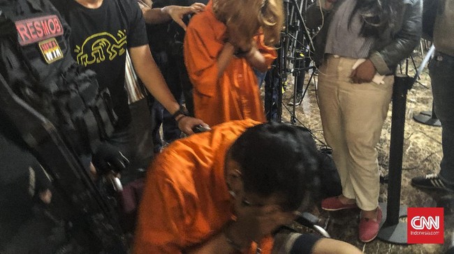 Kedua tersangka sempat membeli seprai baru dan cat untuk menghilangkan jejak mutilasi di sebuah apartemen di Jakarta Pusat.