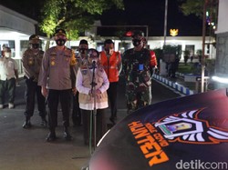 Tim Mobile COVID Hunter Buru Pelanggar Jalanan hingga Kafe di Jombang