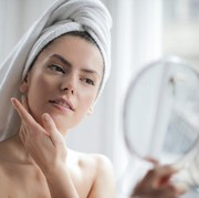 Usia Udah Kepala Tiga? 5 Rutinitas Skincare Ini Wajib Dilakukan, Ladies!