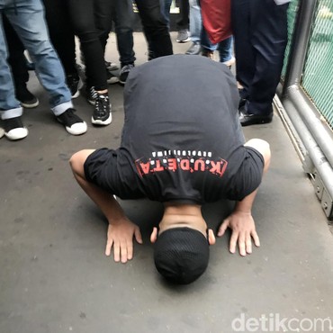 Resmi Bebas, Vicky Prasetyo Sujud Syukur