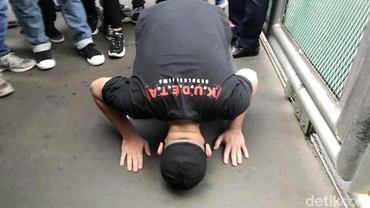 Resmi Bebas, Vicky Prasetyo Sujud Syukur
