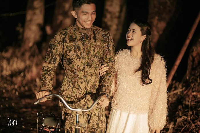 Tampak beberapa scene terbaik dari Hyun Bin (Kapten Ri) dan Son Ye Jin (Se-Ri) direka ulang kembali pada video pre-wedding Jay dan Rihan dengan sangat baik. Seperti saat pertemuan pertama kali keduanya saat Se-Ri mendarat pertama kali dengan kostum parayalang, duduk dengan api unggu, hingga potret di atas saat keduanya bercanda dengan sepeda andalan Kapten Ri. (Jay dan Rihan/Sumber: Facebook.com/JamesMontanoPhotography)