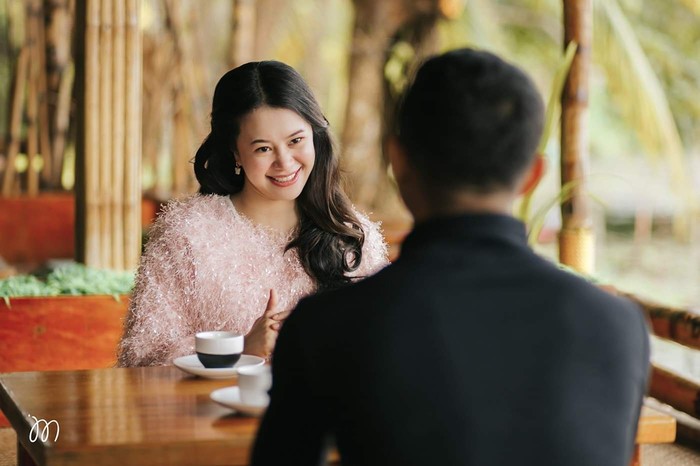 Dari kisah yang menarik ini, vendor OutLoud Studios kemudian memberikan keduanya ide untuk membuat konsep pre-wedding ala kisah cinta Hyun Bin dan Son Ye Jin.