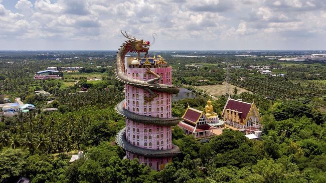 Thailand memiliki beragam kuil Buddha, mulai dari yang sarat sejarah sampai yang menggambarkan tersiksanya kehidupan di neraka.
