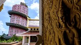 FOTO: Kuil di Negara Gajah yang Dililit Naga Jika sedang wisata di Thailand, sempatkan diri ke Kuil Samphran, tempat ibadah umat Buddha yang populer dengan patung naga melilit menara berwarna pinknya.