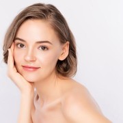 Pori-pori Tersamarkan! Ini 5 Bedak Tabur Lokal untuk Kulit Flawless Sehari-hari