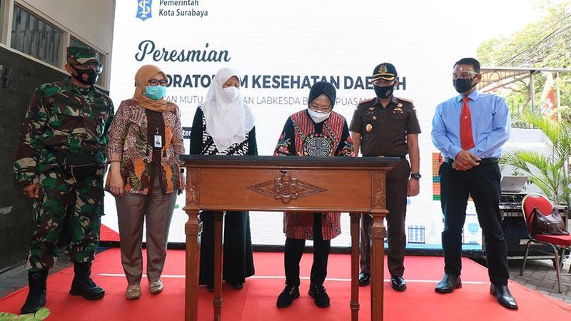 Dalam rangka memutus rantai penyebaran COVID-19 di Surabaya, Wali Kota Surabaya Tri Rismaharini meresmikan Laboratorium Kesehatan Daerah