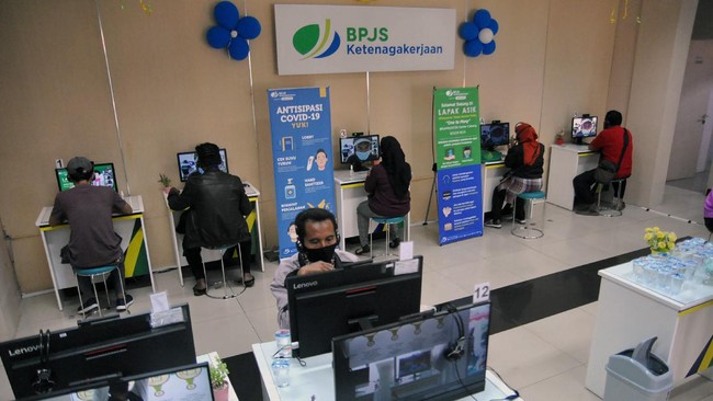 Kemenaker menyebut jumlah peserta BPJS Ketenagakerjaan turun 4,94 persen dari 54,45 juta menjadi tinggal 51,75 juta pada 2020 kemarin karena corona.