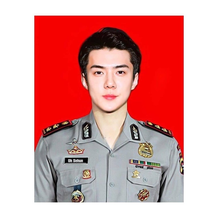 Idol K-Pop Idol K-Pop yang diedit berseragam polisi