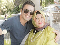 Ibu Meninggal, Indra Bruggman: Siapa yang Bangunin Aku Lagi Salat Subuh?
