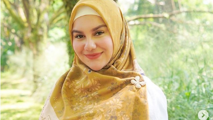 Ketahuan Lepas Hijab, 3 Artis Ini Dapat Banyak Kritikan - Halaman 4