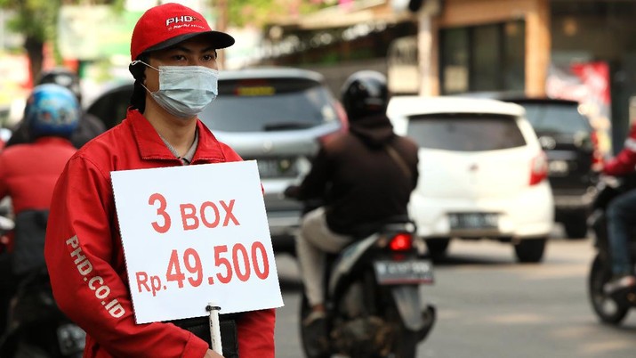 Karyawan PHD berjualam pizza di pinggir jalan di Kawasan Bintaro, Tangerang Selatam, Jumat (18/9/2020). (CNBC Indonesia/Andrean Kristianto))