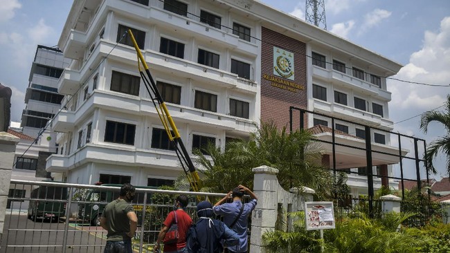 Kajari Jakarta Pusat menyatakan pihak jaksa penuntut masih mempelejari putusan Pengadilan Tinggi DKI yang menyunat vonis atas terdakwa Djoko Tjandra.