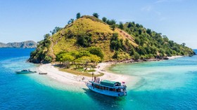 Menikmati Island Hopping di Labuan Bajo