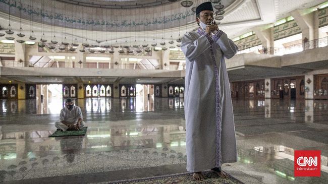 Azan adalah panggilan bagi umat Islam untuk melakukan salat lima waktu. Terdapat sejumlah irama azan yang merdu dan menyentuh hati.