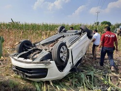 Dikejar Gegara Curi Celdam, Pelaku Tancap Gas Hingga Mobilnya Terguling