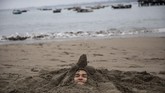 NYALANG: Menyesap Jeda di Tengah Angkara Potret tenaga kesehatan di India hingga matahari tenggelam yang terlihat menyala akibat kebakaran hutan di AS mewarani foto pilihan CNN Indonesia pekan ini.