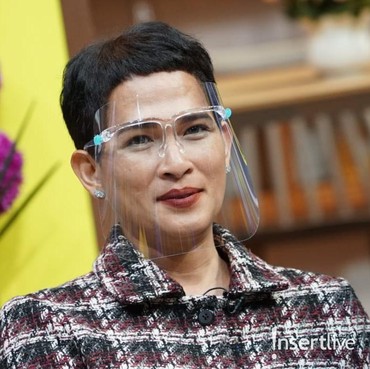 Oscar Lawalata Tampil Seksi Pakai Rok Mini Usai Operasi Ganti Kelamin