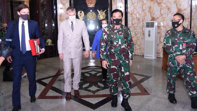 Usai Menhan Prabowo ditemui Menhan China, Panglima TNI Hadi Tjahjanto dijumpai oleh pejabat Kemenhan AS membahas Laut China Selatan.